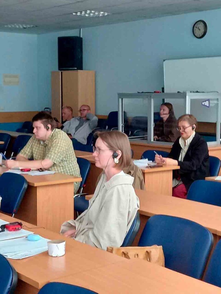 Тифлокомментарий к фото 3: Момент проведения занятия по горячему тифлокомментированию с применением кабины для тифлокомментирования и специального оборудования