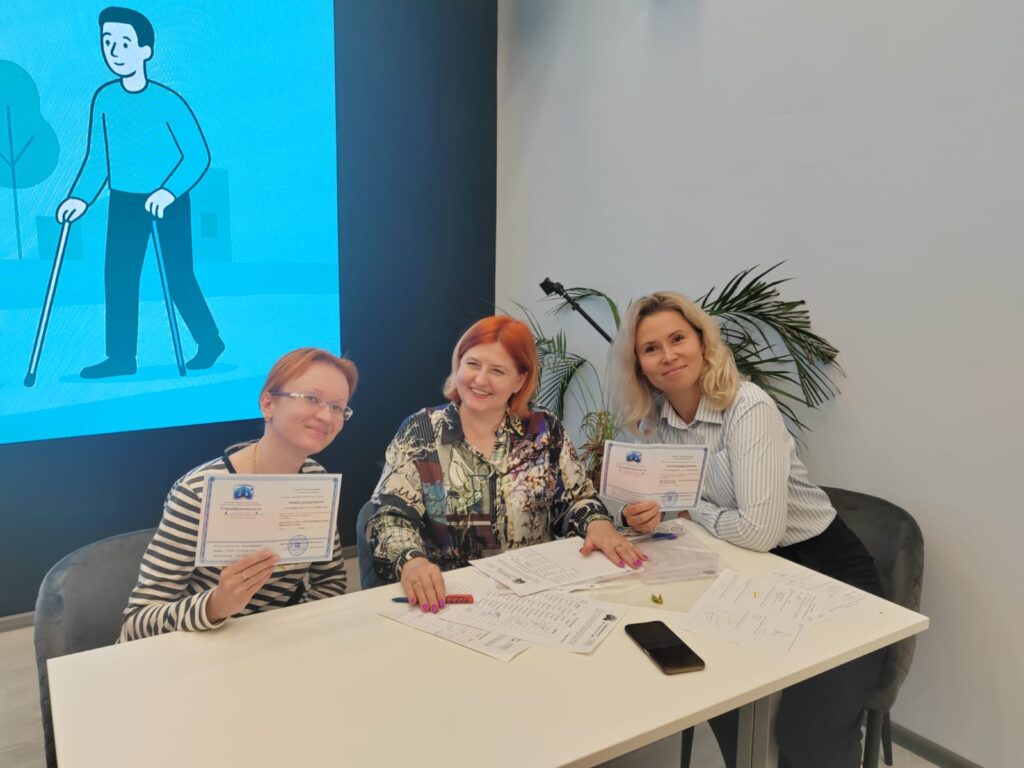 За столом в лектории специалисты Института Швырева Е.Н. и Макаренко А.С. с удостоверениями о повышении квалификации. Между ними преподаватель и организатор обучения - директор АНО ДПО УЦ "Стройбезопасность" В.В. Коновалова. Все улыбаются.