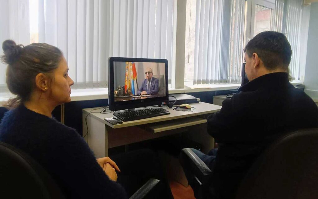 Тифлокомментарий к фотографии: слушатели Программы «Информационные технологии (основной курс для инвалидов по зрению)» за просмотром фильма «Век другими глазами» в компьютерном классе Института «Реакомп».