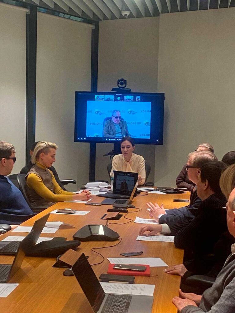 ифлокомментарий к фотографии: Заседание рабочей группы МинЦифры. В числе рабочей группы заместитель директора Института «Реакомп» Е.Е. Арнапольский. На экране президент ВОС В.В. Сипкин