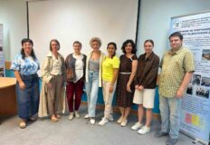 Тифлокомментарий к фото 4: Слушатели программы с преподавателем - мастером тифлокомментирования Я.А. Исаичкиной