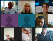 Тифлокомментарий: Скриншот дистанционного обучения по программе повышения квалификации «Специалист по доступности цифрового контента для инвалидов по зрению». В окошках отображены фотографии слушателей программы, преподавателя и сотрудников Института «Реакомп»