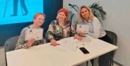 За столом в лектории специалисты Института Швырева Е.Н. и Макаренко А.С. с удостоверениями о повышении квалификации. Между ними преподаватель и организатор обучения - директор АНО ДПО УЦ "Стройбезопасность" В.В. Коновалова. Все улыбаются.