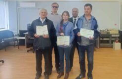 Общее фото выпускников программы «Информационные технологии (невизуальное использование сенсорных коммуникационных устройств для инвалидов по зрению») в компьютерном классе. На первом плане 3 выпускника программы, позади них преподаватель Института- Гладышев В.В. и заместитель генерального директора по информационным технологиям Арнапольский Е.Е.