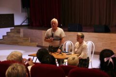 Тифлокомментарий к фото: Сергей Николаевич и Ольга Павловна Ваньшины на встрече-консультации с сотрудниками санатория ВОС «Солнечный берег»