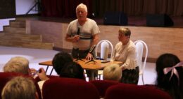 Тифлокомментарий к фото: Сергей Николаевич и Ольга Павловна Ваньшины на встрече-консультации с сотрудниками санатория ВОС «Солнечный берег»