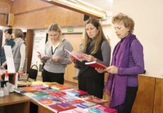 Директор РГБС Е.В. Захарова и слушатели программы знакомятся с изданиями