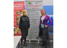 Начальник методико-информационного отдела Барбашина Е.В. и ведущий психолог-реабилитолог Макаренко А.С. у стенда Всероссийского общества слепых на чемпионате Абилимпикс. Позади них баннер с программами Института «Реакомп».