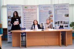 Тифлокомментарий к первой фотографии: Конференц-зал Института «Реакомп». Открытие конференции «Развитие тифлокомментирования в регионах России. Тифлокомментирование как правовая норма в обеспечении доступности информации для инвалидов по зрению». За президиумом начальник управления социального развития департамента социальной реабилитации АУ ВОС Вострикова М.Г., заместитель генерального директора по реабилитации и подготовке руководящих кадров Кудрявцева О.Е. и главный специалист по реабилитации и проектному менеджменту Щербакова М.А.