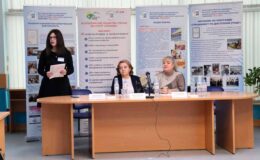 Тифлокомментарий к первой фотографии: Конференц-зал Института «Реакомп». Открытие конференции «Развитие тифлокомментирования в регионах России. Тифлокомментирование как правовая норма в обеспечении доступности информации для инвалидов по зрению». За президиумом начальник управления социального развития департамента социальной реабилитации АУ ВОС Вострикова М.Г., заместитель генерального директора по реабилитации и подготовке руководящих кадров Кудрявцева О.Е. и главный специалист по реабилитации и проектному менеджменту Щербакова М.А.