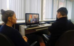 Тифлокомментарий к фотографии: слушатели Программы «Информационные технологии (основной курс для инвалидов по зрению)» за просмотром фильма «Век другими глазами» в компьютерном классе Института «Реакомп».