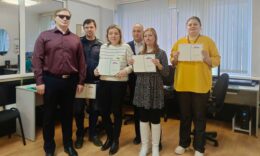 Тифлокомментарий к фотографии: Компьютерный класс Института «Реакомп». Заместитель генерального директора по информационным технологиям Е.Е. Арнапольский вместе с выпускниками программы «Информационные технологии» и преподавателем В.В. Гладышевым