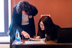 Тифлокомментарий ко второй фотографии: М.А. Щербакова помогает одной из участниц семинара отредактировать её тифлокомментарий.