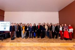 Тифлокомментарий к третьей фотографии: Общий снимок участников семинара с ведущими.