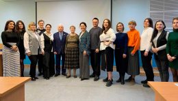 Тифлокомментарий к 1 фотографии: выпускники программы с авторами концепции тифлокомментирования С. Н. и О. П. Ваньшиными и преподавателем М. А. Щербаковой.