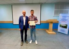 Тифлокомментарий к 2 фотографии: Вице-президент ВОС А.И. Коняев вручает диплом выпускнику программы- председателю Воронежской РО ВОС А.А. Ефимову.