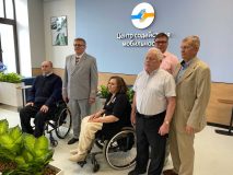Тифлокомментарий: На фотографии — генеральный директор НУ ИПРПП ВОС «Реакомп» С. Н. Ваньшин в числе представителей общественных организаций инвалидов и начальника Белорусского вокзала. Участники запечатлены в момент торжественного открытия зала ожидания для маломобильных пассажиров — на фоне обновлённого пространства.