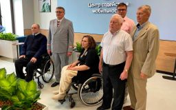 Тифлокомментарий: На фотографии — генеральный директор НУ ИПРПП ВОС «Реакомп» С. Н. Ваньшин в числе представителей общественных организаций инвалидов и начальника Белорусского вокзала. Участники запечатлены в момент торжественного открытия зала ожидания для маломобильных пассажиров — на фоне обновлённого пространства.