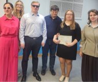 Тифлокомментарий: В конференц‑зале Института «Реакомп» выпускники дополнительной профессиональной программы повышения квалификации «Информационные технологии (подготовка преподавателей для обучения инвалидов по зрению основному курсу)» вместе с заместителем генерального директора по информационным технологиям и основным преподавателем курса — Арнапольским Е. Е., а также психологом‑реабилитологом Абеленцевой В. В.