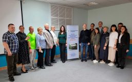 Тифлокомментарий: В конференц-зале Института «Реакомп» выпускники программы «Специалист по доступной среде» с преподавателем – Щербаковой М.А.