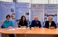 Тифлокомментарий к 1 фотографии: Ведущие и спикеры вебинара «Поколение Z: особенности привлечения и удержания лучших. Как вовлекать в работу и активировать творческий потенциал молодых членов ВОС» за президиумом в конференц-зале Института «Реакомп». Справа налево: главный специалист отдела информационных технологий Гладышев В.В., генеральный директор Института Ваньшин С.Н., главный специалист по реабилитации и проектному менеджменту Щербакова М.А., ведущий психолог-реабилитолог Абеленцева В.В.
